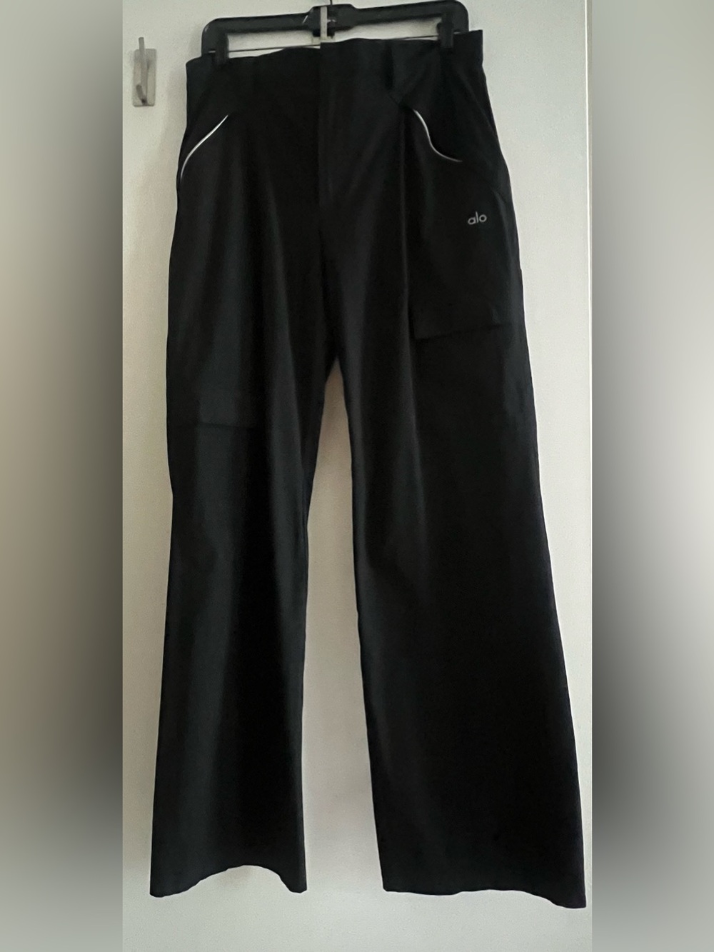 ALO Yoga Women's Black Straight Leg Pants